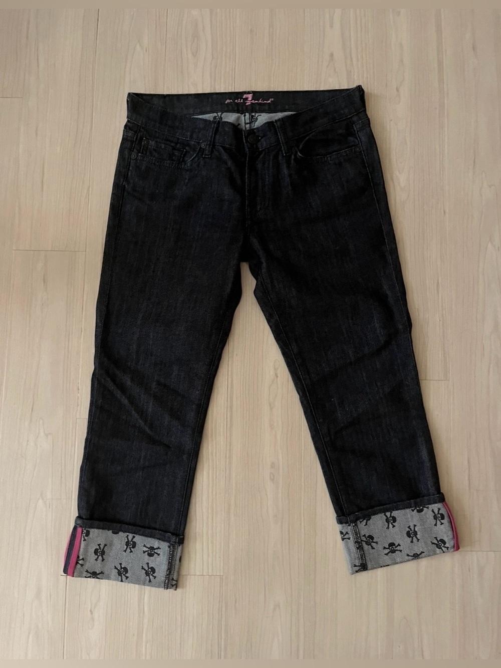 7 For All Mankind NWOT Denim Skull Crossbones Cuff. Capris 🩷